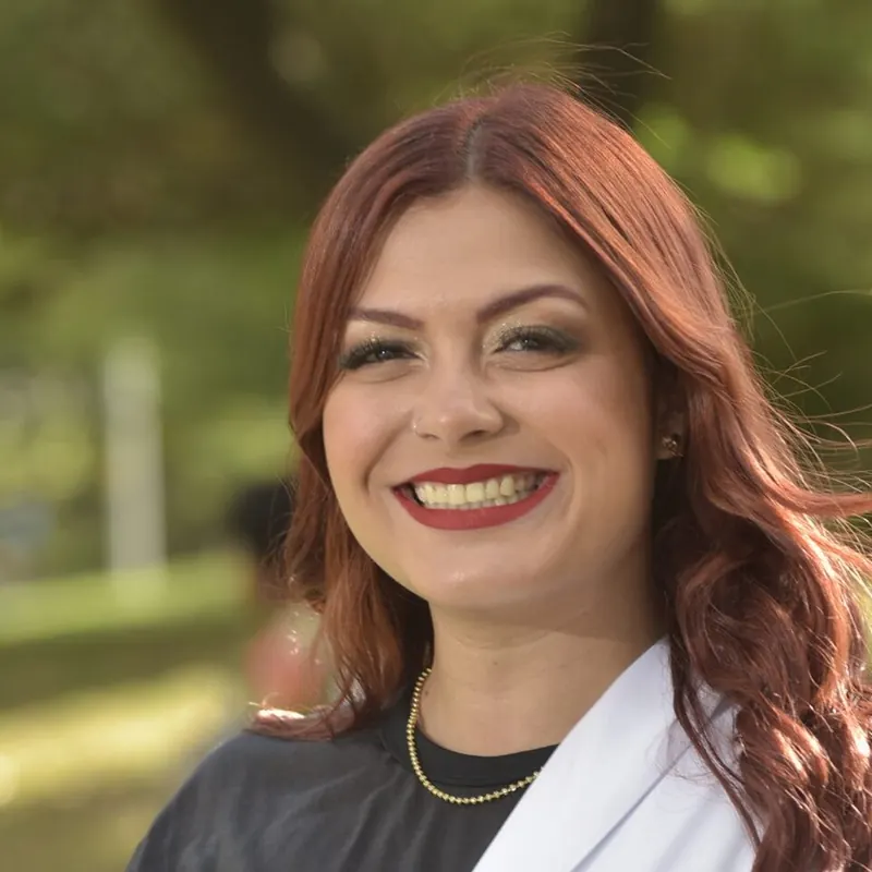 Retrato da Dra. Izabella Barreto sorrindo